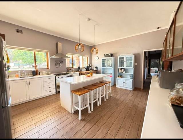 5 BEDROOM HOUSE FOR SALE IN BERGZICHT